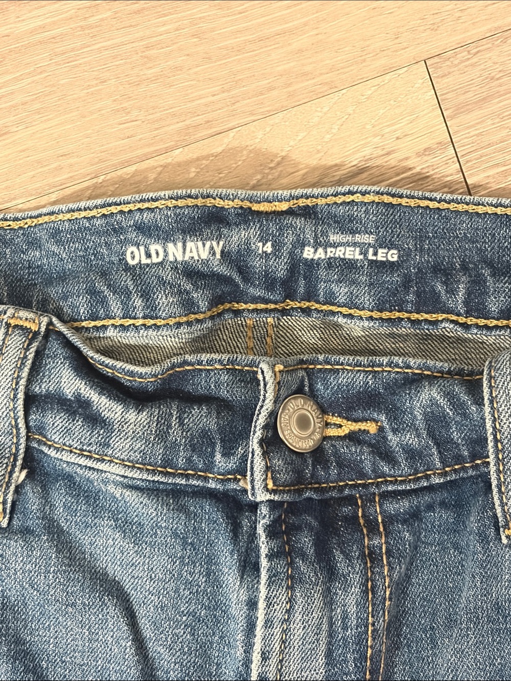 Old Navy Barrel Jeans in Medium Blue Wash - Picture 2 of 3